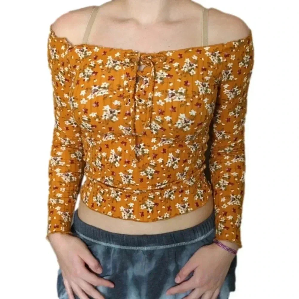 𝅺rue 21 off shoulder crop top